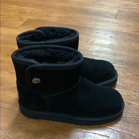 New UGG Boots - Picture 1 of 8